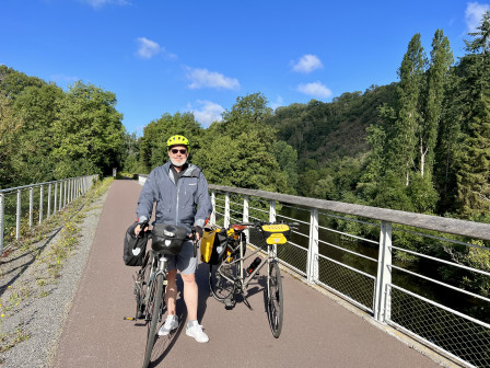 Tristan sur son vélo en Suisse Normande, sur un pont