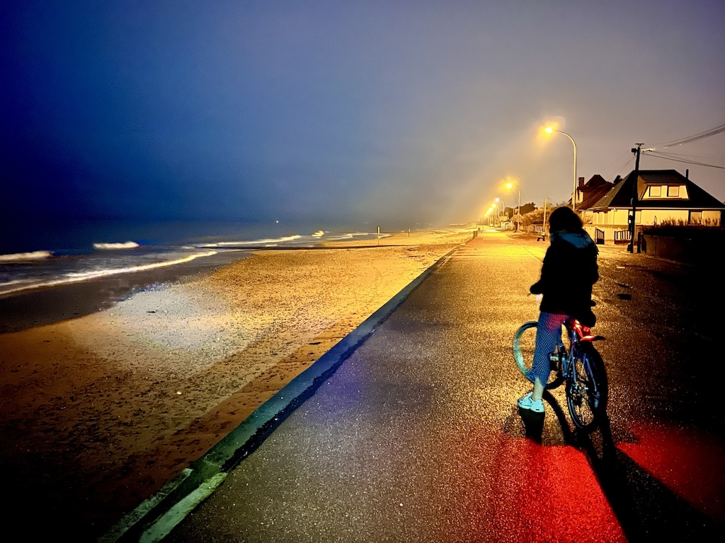 Vélo de nuit sur une plage normande en hiver